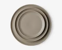 Sæt med tre runde tallerkener i forskellige størrelser, alle i en mat taupe-farve. Tallerkenerne har en glat, enkel overflade og en let forhøjet kant, hvilket giver et minimalistisk og moderne udtryk.