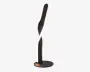 Moderne bordlampe med et snoet, skulpturelt design. Lampen har en mat sort finish og en sammenhængende LED-lysbånd, der snor sig op langs strukturen og skaber et blødt, stemningsfuldt lys. Den står på en rund, flad fod for stabilitet og har et slankt, minimalistisk udseende, der passer til moderne indretning.