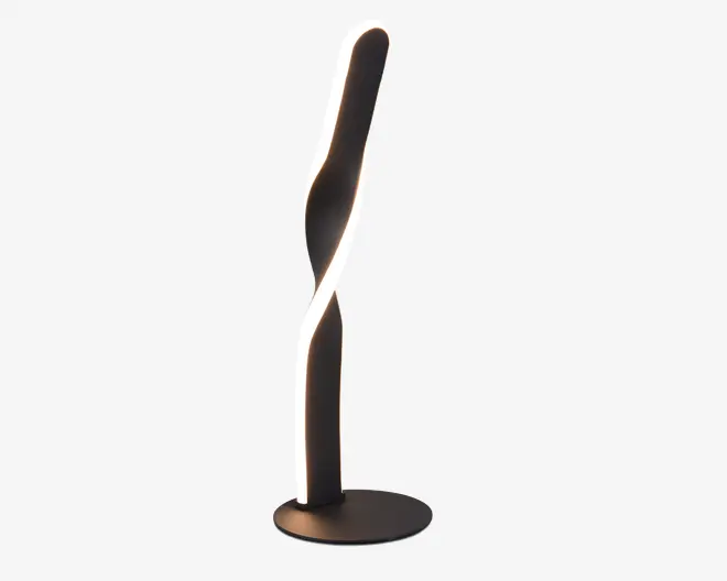 Moderne bordlampe med et snoet, skulpturelt design. Lampen har en mat sort finish og en sammenhængende LED-lysbånd, der snor sig op langs strukturen og skaber et blødt, stemningsfuldt lys. Den står på en rund, flad fod for stabilitet og har et slankt, minimalistisk udseende, der passer til moderne indretning.