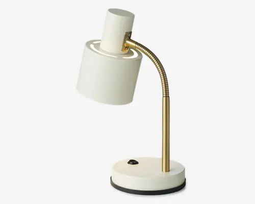 Skrivebordslampe med cylindrisk hvid lampeskærm og fod, udstyret med en fleksibel, guldfarvet svanehals, der gør det muligt at justere lysets retning. Lampen har en sort tænd/sluk-knap på foden. Designet er moderne og minimalistisk med kombination af hvid og metallisk guld.