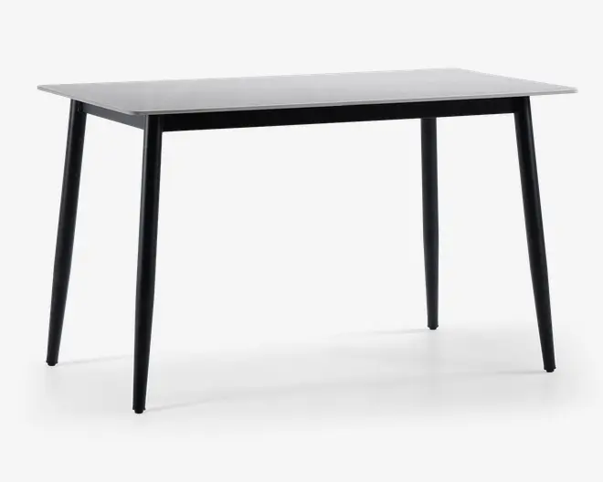 Rektangulært bord med en glat, lys bordplade og fire slanke, skråtstillede sorte metalben. Designet er minimalistisk og moderne med rene linjer og en tynd bordplade.