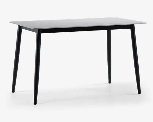Rektangulært bord med en glat, lys bordplade og fire slanke, skråtstillede sorte metalben. Designet er minimalistisk og moderne med rene linjer og en tynd bordplade.