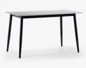 Rektangulært bord med en glat, lys bordplade og fire slanke, skråtstillede sorte metalben. Designet er minimalistisk og moderne med rene linjer og en tynd bordplade.