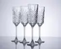 Sæt med fire klare krystalglas med lange stilke og et klassisk slebet diamantmønster på glasskålen. Glassene har en høj, smal form, der er ideel til servering af mousserende drikke. Det indviklede graverede design giver et elegant og sofistikeret udtryk.