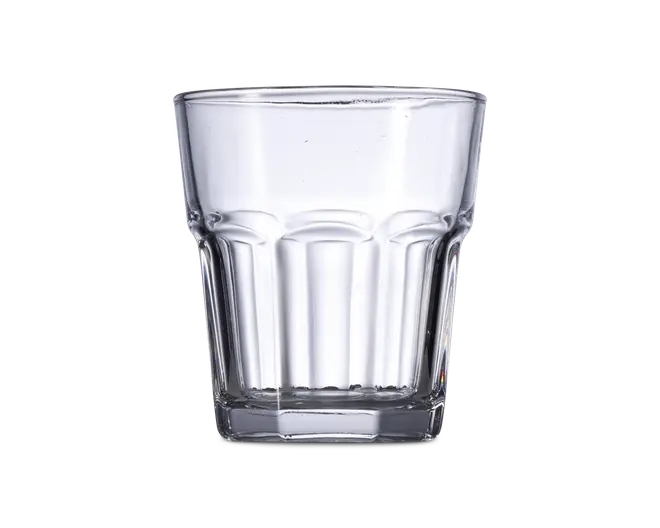Klar glas tumbler med facetslebet design, der har lodrette riller rundt om siderne for bedre greb. Glasset har en tyk, solid bund for stabilitet og en let udadbuet kant for behagelig drikning. Velegnet til servering af vand, juice eller andre drikkevarer.