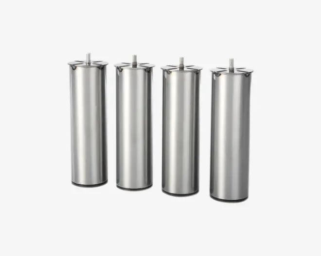 Sæt med fire cylindriske metalben med børstet rustfrit stål finish. Hvert ben har en flad monteringsplade med en central gevindbolt til fastgørelse samt en sort plastikfod i bunden for at beskytte gulvet. Designet er moderne og minimalistisk, velegnet til at understøtte møbler som borde eller skabe.