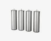 Sæt med fire cylindriske metalben med børstet rustfrit stål finish. Hvert ben har en flad monteringsplade med en central gevindbolt til fastgørelse samt en sort plastikfod i bunden for at beskytte gulvet. Designet er moderne og minimalistisk, velegnet til at understøtte møbler som borde eller skabe.