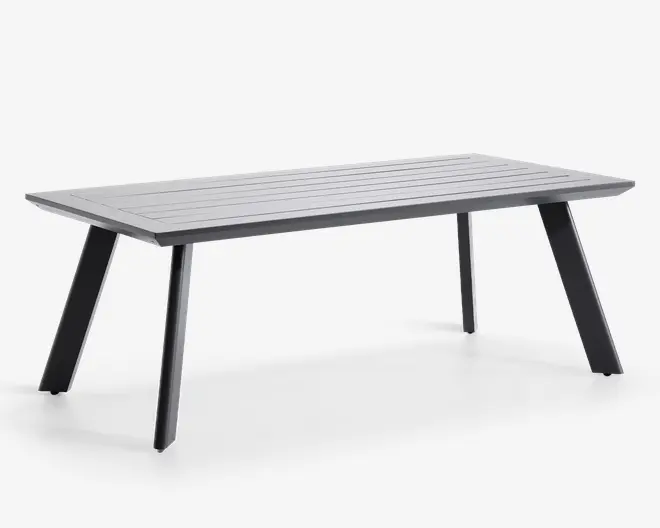 Rektangulært bord med en lamelbordplade og mat grå finish. Bordet har fire brede, skråtstillede ben, der giver et moderne og solidt udtryk. De rene linjer og det minimalistiske design gør det velegnet til både indendørs og udendørs brug.