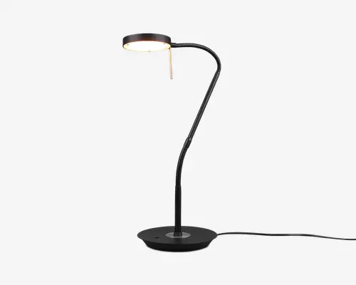 Elegant, moderne skrivebordslampe med mat sort finish. Lampen har en rund, flad fod for stabilitet og en fleksibel, justerbar svanehalsarm, så lyset kan rettes præcist. Lampens hoved er cirkulært og udsender et blødt, fokuseret lys, ideelt til læsning eller arbejde. Synlig ledning går ud fra lampens fod.