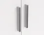 Et par lodret placerede, moderne sølvhåndtag med let buet, ergonomisk design, monteret på en glat, hvid overflade. Håndtagene har en mat, metallisk finish og er placeret parallelt, hvilket gør dem nemme at gribe og trække i.