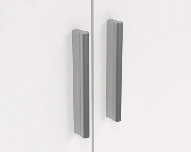 Et par lodret placerede, moderne sølvhåndtag med let buet, ergonomisk design, monteret på en glat, hvid overflade. Håndtagene har en mat, metallisk finish og er placeret parallelt, hvilket gør dem nemme at gribe og trække i.