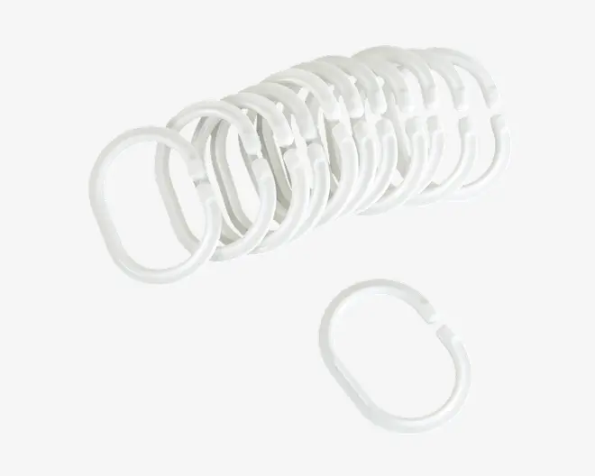 Et sæt hvide, ovale plastikringe med et lille hængsel eller samling på den ene side, så de kan åbnes og lukkes. Ringene har en glat overflade og er ens i størrelsen, velegnede til at holde eller organisere ting sammen.
