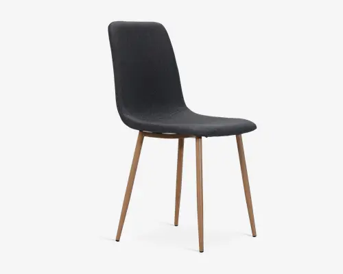 Stol med et slankt, moderne design, der har et buet, polstret sæde og ryglæn i mørkegråt stof. Stolen har fire slanke, skråtstillede træben i en lys naturfarve, hvilket giver et minimalistisk og moderne udtryk. Sædet er formet for komfort, og den samlede stil passer til både spise- eller kontorbrug.