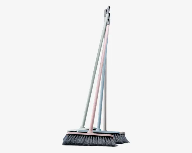 Sæt med tre koste med pastelfarvede skafter i lyserød og lyseblå. Hver kost har tætte, mørke børster og et bredt fejehoved for effektiv rengøring. Skafterne er lange og lige, designet til et komfortabelt greb og nem håndtering.