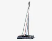 Sæt med tre koste med pastelfarvede skafter i lyserød og lyseblå. Hver kost har tætte, mørke børster og et bredt fejehoved for effektiv rengøring. Skafterne er lange og lige, designet til et komfortabelt greb og nem håndtering.