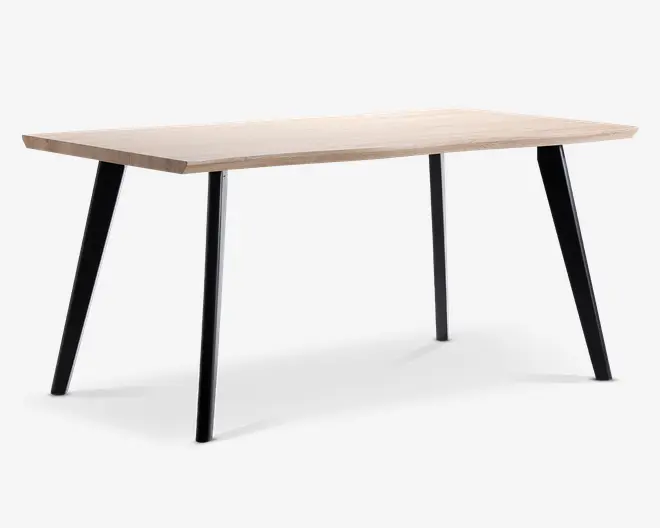 Rektangulært bord med en lys træbordplade og fire skråtstillede sorte metalben. Bordpladen har en glat, flad overflade med rene, lige kanter, og benene er vinklet let udad for et moderne, minimalistisk udtryk.