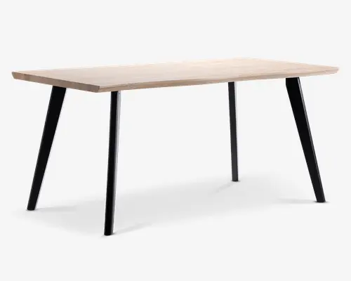 Rektangulært bord med en lys træbordplade og fire skråtstillede sorte metalben. Bordpladen har en glat, flad overflade med rene, lige kanter, og benene er vinklet let udad for et moderne, minimalistisk udtryk.