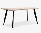 Rektangulært bord med en lys træbordplade og fire skråtstillede sorte metalben. Bordpladen har en glat, flad overflade med rene, lige kanter, og benene er vinklet let udad for et moderne, minimalistisk udtryk.