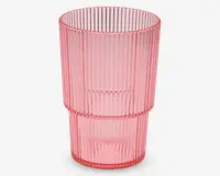 Et højt, cylindrisk drikkeglas lavet af lyserødt, gennemsigtigt materiale. Glasset har en lodret rillet tekstur hele vejen rundt, hvilket giver det et moderne og stilfuldt udseende. Designet inkluderer en diskret vandret kant omkring midten, som tilføjer visuel interesse og bedre greb.