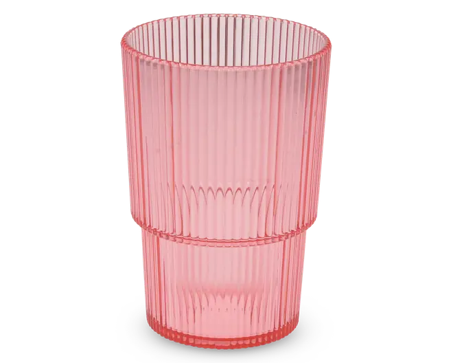 Et højt, cylindrisk drikkeglas lavet af lyserødt, gennemsigtigt materiale. Glasset har en lodret rillet tekstur hele vejen rundt, hvilket giver det et moderne og stilfuldt udseende. Designet inkluderer en diskret vandret kant omkring midten, som tilføjer visuel interesse og bedre greb.