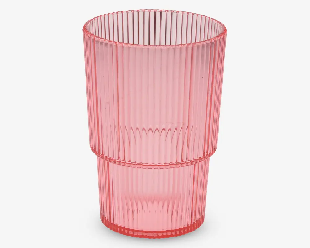 Et højt, cylindrisk drikkeglas lavet af lyserødt, gennemsigtigt materiale. Glasset har en lodret rillet tekstur hele vejen rundt, hvilket giver det et moderne og stilfuldt udseende. Designet inkluderer en diskret vandret kant omkring midten, som tilføjer visuel interesse og bedre greb.