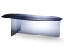 Moderne sofabord fremstillet udelukkende af tonet glas med et slankt, minimalistisk design. Bordet har en unik asymmetrisk form med en afrundet kant på den ene side og en lige kant på den anden. Glasset har en diskret blågrå tone, hvilket giver det et moderne og elegant udseende. Konstruktionen er sømløs med glatte, buede kanter og en solid base.