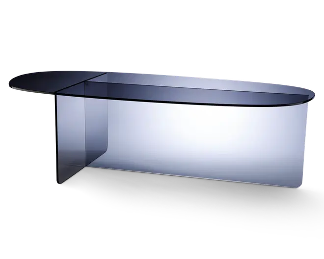 Moderne sofabord fremstillet udelukkende af tonet glas med et slankt, minimalistisk design. Bordet har en unik asymmetrisk form med en afrundet kant på den ene side og en lige kant på den anden. Glasset har en diskret blågrå tone, hvilket giver det et moderne og elegant udseende. Konstruktionen er sømløs med glatte, buede kanter og en solid base.