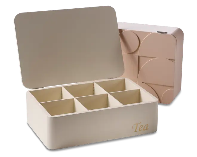 Rektangulær opbevaringsboks med hængslet låg og seks indvendige rum til organisering. Ydersiden er glat og lysebeige med ordet 'Tea' trykt i guld på fronten. Bagsiden af boksen har et geometrisk, præget mønster, der giver et dekorativt udtryk.
