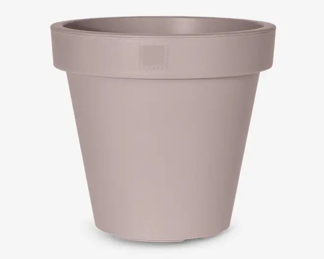 En rund, konisk urtepotte med en glat, mat overflade i en afdæmpet taupefarve. Potten har en bred, forstærket kant øverst for ekstra holdbarhed og nem håndtering. Overfladen er enkel uden dekorationer, bortset fra et lille, diskret præget logo nær kanten. Bunden er lidt smallere end toppen, hvilket giver stabil placering.