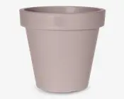 En rund, konisk urtepotte med en glat, mat overflade i en afdæmpet taupefarve. Potten har en bred, forstærket kant øverst for ekstra holdbarhed og nem håndtering. Overfladen er enkel uden dekorationer, bortset fra et lille, diskret præget logo nær kanten. Bunden er lidt smallere end toppen, hvilket giver stabil placering.