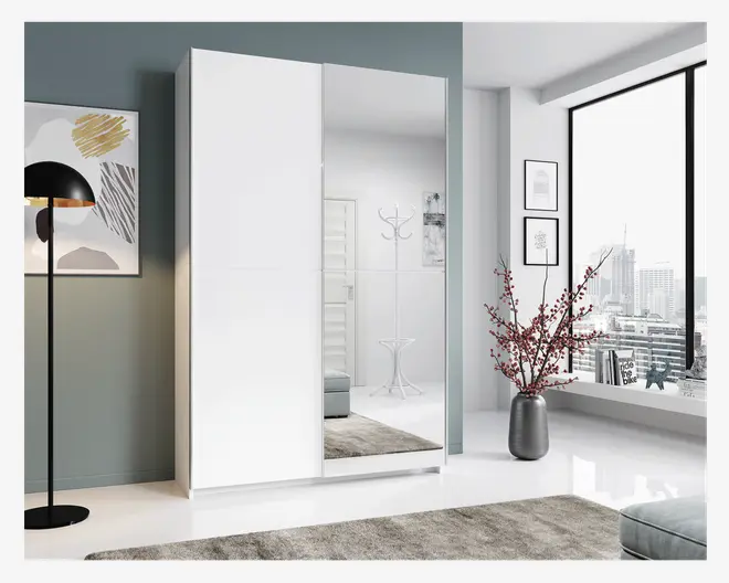 Garderobeskab med en spejllåge