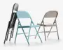 Tre sammenklappelige stole i metal vises i forskellige farver: sort, lyseblå og beige. Hver stol har et buet ryglæn og et fladt sæde med en enkel og robust ramme. Stolene er lette og designet til nem sammenklapning for pladsbesparende opbevaring. Overfladerne er glatte, og benene har beskyttelseshætter for at forhindre ridser på gulvet.