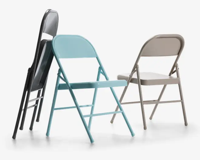 Tre sammenklappelige stole i metal vises i forskellige farver: sort, lyseblå og beige. Hver stol har et buet ryglæn og et fladt sæde med en enkel og robust ramme. Stolene er lette og designet til nem sammenklapning for pladsbesparende opbevaring. Overfladerne er glatte, og benene har beskyttelseshætter for at forhindre ridser på gulvet.