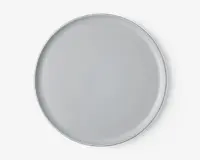 En rund, ensfarvet hvid tallerken med en glat, blank overflade og let hævet kant. Designet er minimalistisk uden mønstre eller dekorationer, velegnet til både hverdagsbrug og formelle middage.