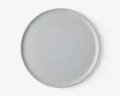 En rund, ensfarvet hvid tallerken med en glat, blank overflade og let hævet kant. Designet er minimalistisk uden mønstre eller dekorationer, velegnet til både hverdagsbrug og formelle middage.