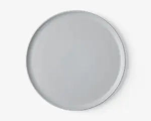 En rund, ensfarvet hvid tallerken med en glat, blank overflade og let hævet kant. Designet er minimalistisk uden mønstre eller dekorationer, velegnet til både hverdagsbrug og formelle middage.