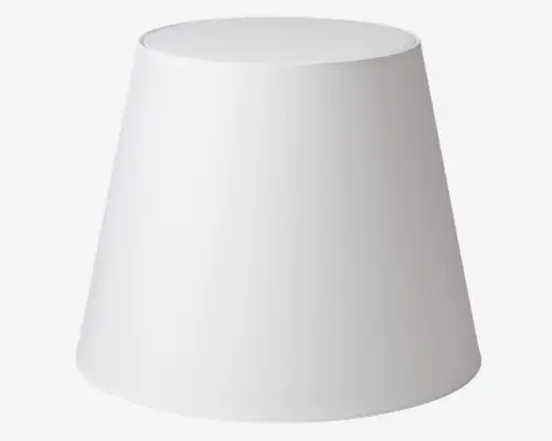 En enkel, moderne lampeskærm med en klassisk konisk form. Den er lavet af et glat, hvidt materiale, der spreder lyset jævnt. Skærmen har en bred bund og en smallere top, hvilket giver et rent og minimalistisk udtryk, der passer til forskellige lampestativer og indretninger.