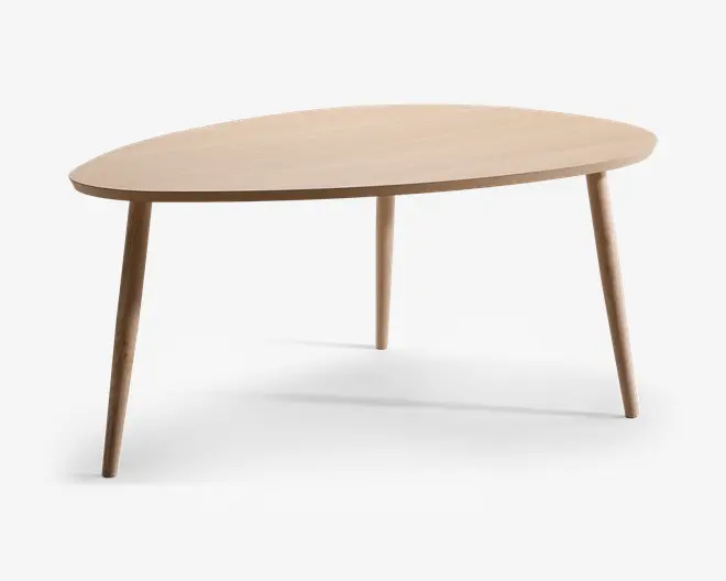 Et bord i lyst træ med en unik, uregelmæssigt formet bordplade og tre skråtstillede, tilspidsede ben. Overfladen er glat, og designet er minimalistisk, hvilket giver et moderne og skandinavisk-inspireret udtryk. Bordets ben er jævnt fordelt og giver stabil støtte.