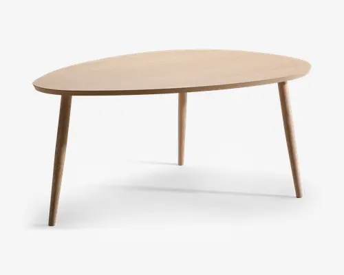 Et bord i lyst træ med en unik, uregelmæssigt formet bordplade og tre skråtstillede, tilspidsede ben. Overfladen er glat, og designet er minimalistisk, hvilket giver et moderne og skandinavisk-inspireret udtryk. Bordets ben er jævnt fordelt og giver stabil støtte.