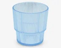 Et transparent lyseblåt drikkeglas med cylindrisk form. Overfladen har lodrette rillede linjer, som giver et tekstureret greb, og glasset er delt i to sektioner af en diskret vandret kant omkring midten. Designet er moderne og elegant, velegnet til servering af kolde drikke.