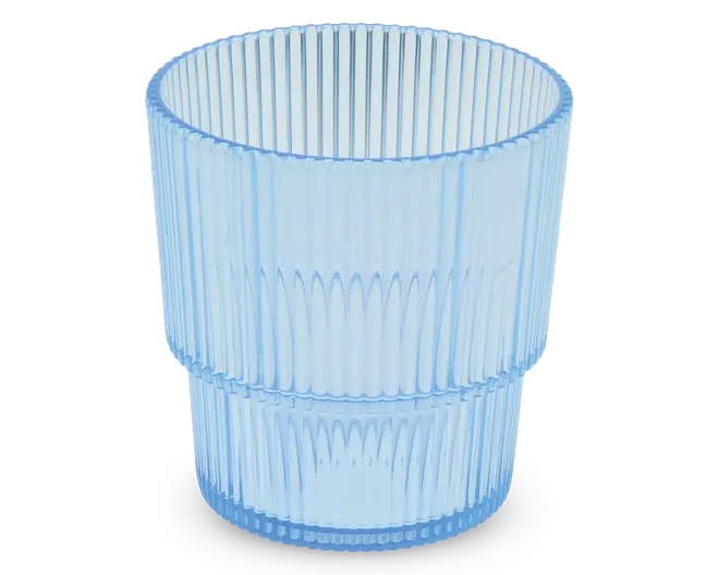 Et transparent lyseblåt drikkeglas med cylindrisk form. Overfladen har lodrette rillede linjer, som giver et tekstureret greb, og glasset er delt i to sektioner af en diskret vandret kant omkring midten. Designet er moderne og elegant, velegnet til servering af kolde drikke.