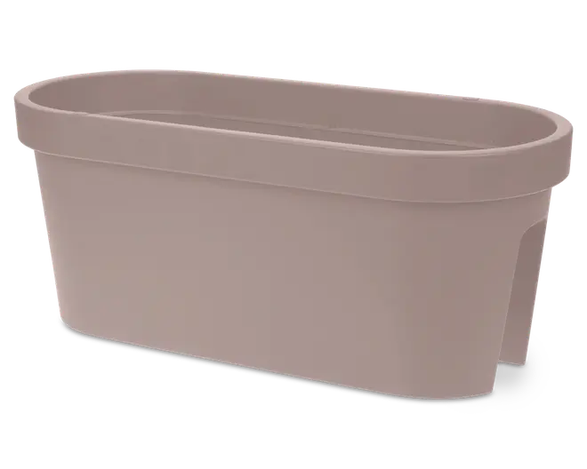 Rektangulær beholder i taupe-farve med afrundede kanter og en glat, mat overflade. Den har en bred kant øverst og et integreret støttebeslag på den ene side, som er designet til sikker placering på gelændere eller afsatser. Beholderen er dyb og rummelig, velegnet til jord og planter.