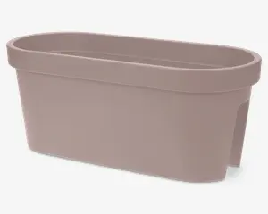 Rektangulær beholder i taupe-farve med afrundede kanter og en glat, mat overflade. Den har en bred kant øverst og et integreret støttebeslag på den ene side, som er designet til sikker placering på gelændere eller afsatser. Beholderen er dyb og rummelig, velegnet til jord og planter.