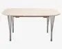 Ovalt bord med en lys træfinish og en glat, jævn overflade. Bordet har seks slanke, skråtstillede kromben, der giver et moderne udtryk og stabil støtte. Kanterne er blødt afrundede, og bordet har en synlig samling i midten, hvilket tyder på, at det muligvis kan udvides.