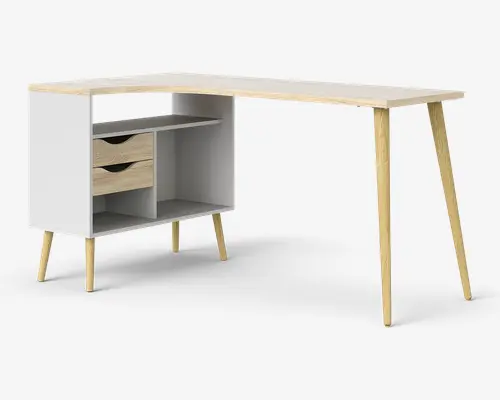 L-formet skrivebord med lys træfinish og hvide detaljer. Bordet har fire skrå træben, to åbne hylder og to skuffer med buede udskæringsgreb. Designet er moderne og minimalistisk og giver både arbejdsplads og opbevaringsmuligheder.