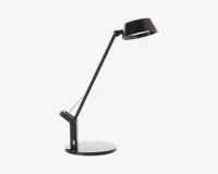 En moderne, sort skrivebordslampe med rund fod og justerbar arm. Lampen har et slankt, kantet design med et drejeled nær foden og et ved lampens hoved, hvilket giver fleksibel indstilling. Lampeskærmen er konisk og har samme blanke sorte finish som resten af lampen. Der ser ud til at være en touch-kontrol eller knap på foden for nem betjening.