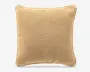 Firkantet beige pudebetræk med blødt, struktureret bouclé-lignende stof og let afrundede hjørner.