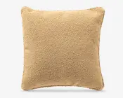 Firkantet beige pudebetræk med blødt, struktureret bouclé-lignende stof og let afrundede hjørner.