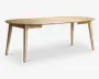 Rektangulært bord i lyst egetræ med naturlig finish. Bordpladen har glatte, afrundede kanter og et diskret træmønster. Bordet står på fire let udadskrånende, koniske ben, hvilket giver et moderne og minimalistisk udtryk. Konstruktionen virker solid, og designet egner sig til både spisebord eller arbejdsbord.