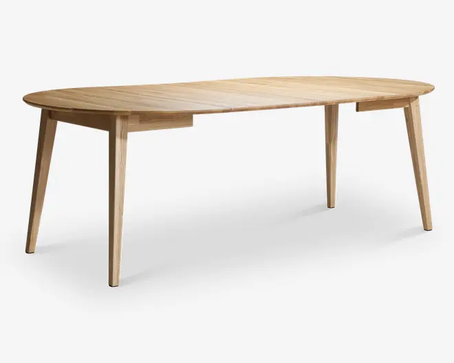 Rektangulært bord i lyst egetræ med naturlig finish. Bordpladen har glatte, afrundede kanter og et diskret træmønster. Bordet står på fire let udadskrånende, koniske ben, hvilket giver et moderne og minimalistisk udtryk. Konstruktionen virker solid, og designet egner sig til både spisebord eller arbejdsbord.